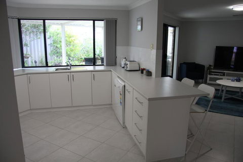 Warnbro Beach Family Accommodation - Hotel Accommodation 2