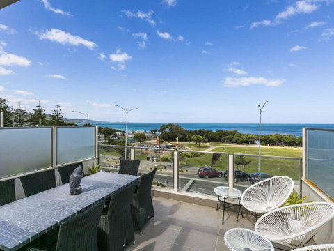 WATERFRONT THREE- In The Heart Of Lorne - Hotel Accommodation 0