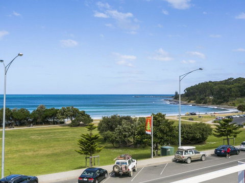 WATERFRONT THREE- In The Heart Of Lorne - Hotel Accommodation 2