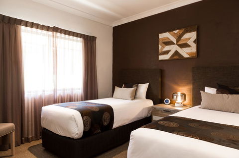 Blazing Stump Motel & Suites - Hotel Accommodation 1