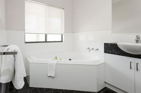 Blazing Stump Motel & Suites - Hotel Accommodation 33