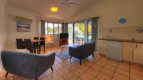 Dolphin Waters - Hotel Accommodation 1