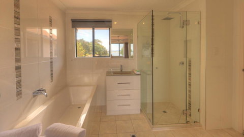 Dolphin Waters - Hotel Accommodation 0