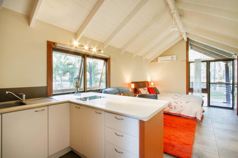 Airlie Beach Eco Cabins - Adults Only - Hotel Accommodation 12