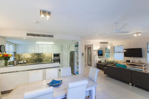 Emerald Noosa - Hotel Accommodation 9
