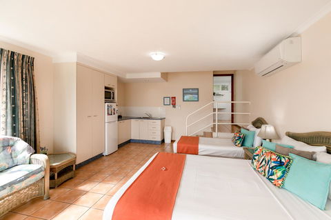 Sunlit Waters Studio Apartments - Hotel Accommodation 41
