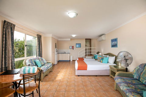 Sunlit Waters Studio Apartments - Hotel Accommodation 42
