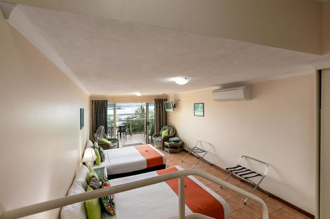 Sunlit Waters Studio Apartments - Hotel Accommodation 24