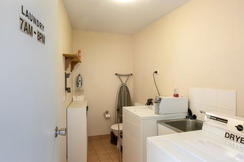 Sunlit Waters Studio Apartments - Hotel Accommodation 9