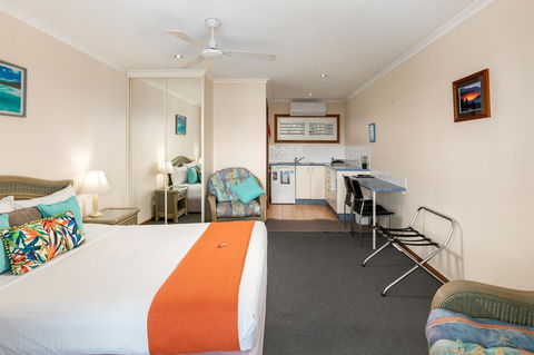 Sunlit Waters Studio Apartments - Hotel Accommodation 14