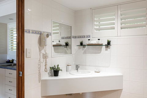 Sunlit Waters Studio Apartments - Hotel Accommodation 26