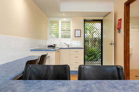 Sunlit Waters Studio Apartments - Hotel Accommodation 28