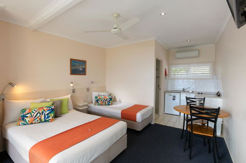 Sunlit Waters Studio Apartments - Hotel Accommodation 21
