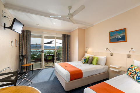 Sunlit Waters Studio Apartments - Hotel Accommodation 19