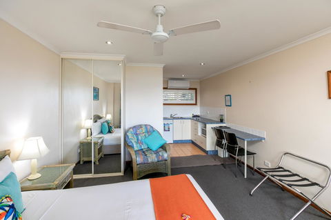 Sunlit Waters Studio Apartments - Hotel Accommodation 13