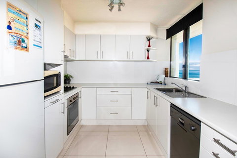 Seacrest Beachfront Apartments Surfers Paradise - Hotel Accommodation 23