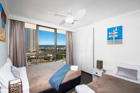 Seacrest Beachfront Apartments Surfers Paradise - Hotel Accommodation 3