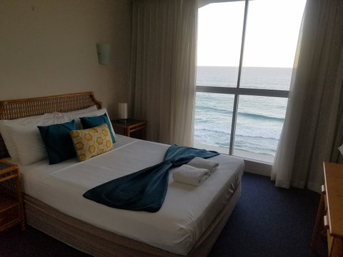 Golden Sands On The Beach - Absolute Beachfront Apartments - Hotel Accommodation 26