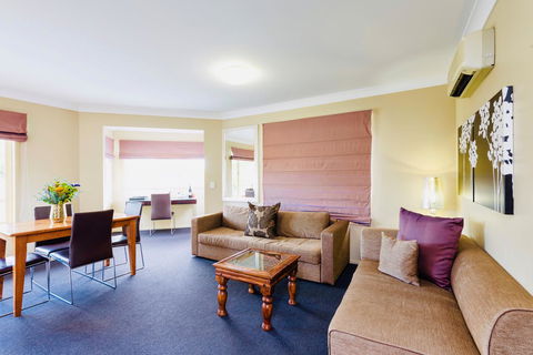 Ambassador On Ruthven - Hotel Accommodation 28