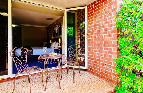 Ambassador On Ruthven - Hotel Accommodation 17