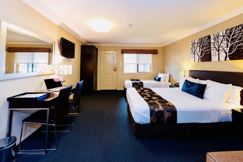 Ambassador On Ruthven - Hotel Accommodation 22