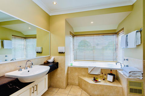 Ambassador On Ruthven - Hotel Accommodation 21