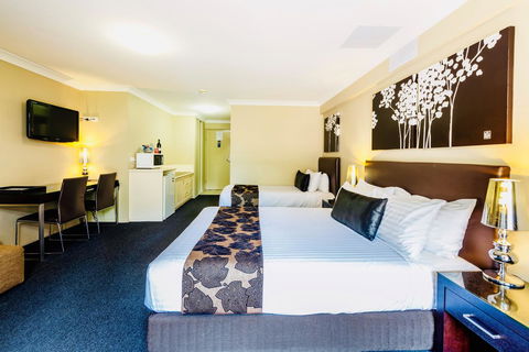 Ambassador On Ruthven - Hotel Accommodation 3