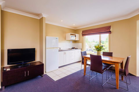 Ambassador On Ruthven - Hotel Accommodation 27