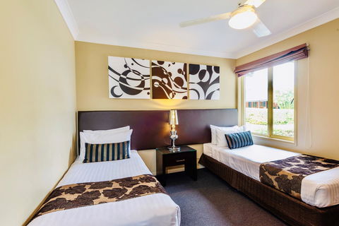 Ambassador On Ruthven - Hotel Accommodation 24
