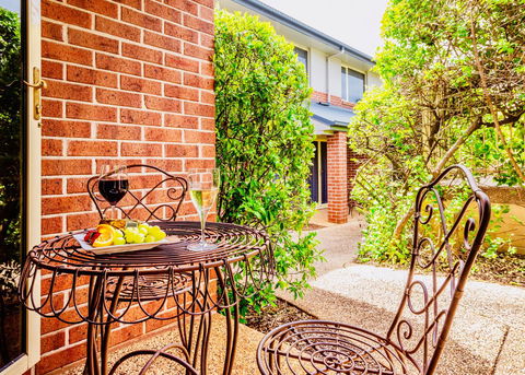 Ambassador On Ruthven - Hotel Accommodation 4