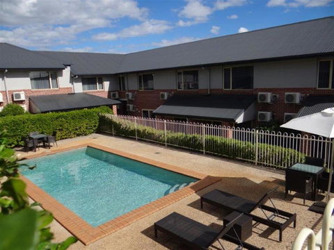 Ambassador On Ruthven - Hotel Accommodation 26