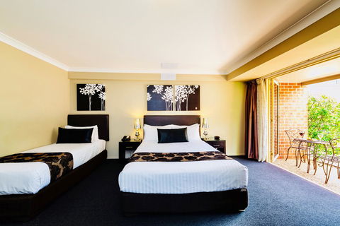 Ambassador On Ruthven - Hotel Accommodation 15