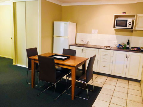 Ambassador On Ruthven - Hotel Accommodation 35