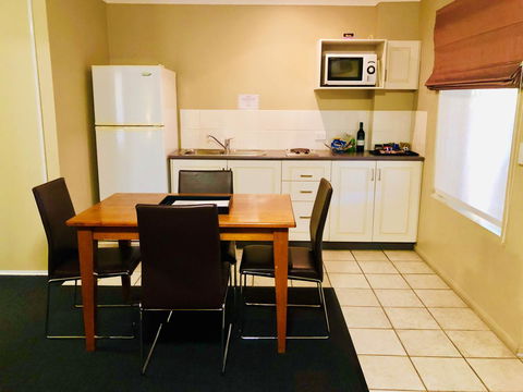 Ambassador On Ruthven - Hotel Accommodation 37