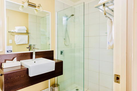 Ambassador On Ruthven - Hotel Accommodation 23