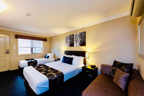 Ambassador On Ruthven - Hotel Accommodation 44