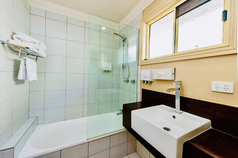 Ambassador On Ruthven - Hotel Accommodation 29