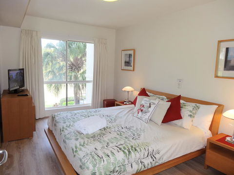 Waterfront Resort Villa With Buggy - Hotel Accommodation 15