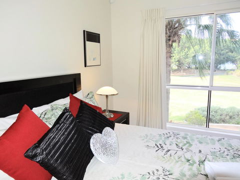 Waterfront Resort Villa With Buggy - Hotel Accommodation 11