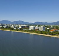 Holiday Inn Cairns Harbourside - Hotel Accommodation