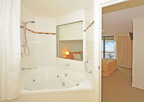Mantra Hervey Bay - Hotel Accommodation 24