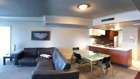 Private 2 Bedroom Apartment @ Chevron Towers - Hotel Accommodation 2