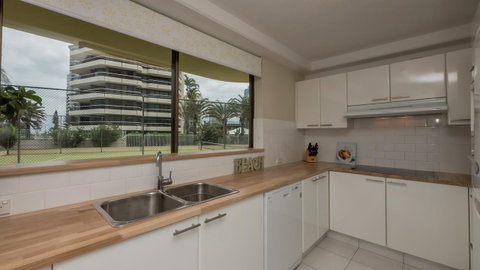 Norfolk Luxury Beachfront Apartments - Hotel Accommodation 9