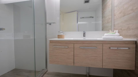 Norfolk Luxury Beachfront Apartments - Hotel Accommodation 15