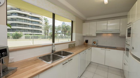 Norfolk Luxury Beachfront Apartments - Hotel Accommodation 21