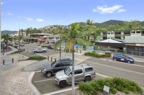Location! 2BR Town View Unit In Centre Of Airlie. - Hotel Accommodation 1