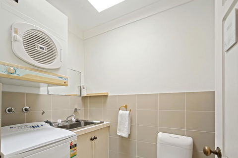 Location! 2BR Town View Unit In Centre Of Airlie. - Hotel Accommodation 18