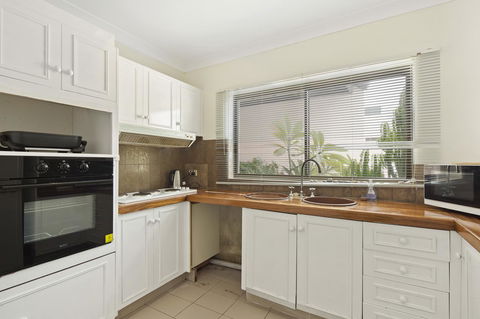 Location! 2BR Town View Unit In Centre Of Airlie. - Hotel Accommodation 11
