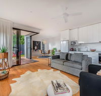 Sam's Buderim Mountain Guest House - Hotel Accommodation