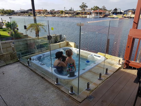 Waterside Resort Style - Hotel Accommodation 1